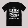 Egy életem egy halálom toyotás vagyok bármi áron. Fekete feliratos vicces póló.