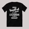 Autót bárki vezethet, nissant a legjobbak. Fekete feliratos vicces póló.