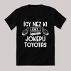 Így néz ki egy igazán jóképű toyotás. Fekete feliratos vicces póló.