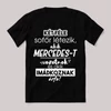 2 féle sofőr, aki mercedest vezet, aki imádkozik érte. Fekete feliratos vicces póló.
