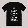 Keep calm, and drive nissan. Fekete feliratos vicces póló.