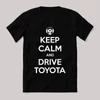 Keep calm, and drive toyota. Fekete feliratos vicces póló.