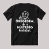 Öregedem, de a hülyeség kortalan. Fekete feliratos vicces póló.