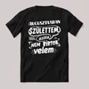 Augusztusban születtem azóta nem bírtok velem. Fekete feliratos szülinapos vicces póló.