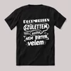 Decemberben születtem azóta nem bírtok velem. Fekete feliratos szülinapos vicces póló.