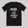 40 Éves és csak a grafikám romlik. Fekete feliratos szülinapos vicces póló.