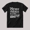 70 évesen túléltem a 90-es éveket, most már bármit. Fekete feliratos szülinapos vicces póló.