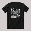 90 évesen túléltem a 90-es éveket, most már bármit. Fekete feliratos szülinapos vicces póló.