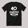 40 év az igazi hard mode. Fekete feliratos szülinapos vicces póló.