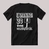 Warning 20 éves veszélyforrás. Fekete feliratos szülinapos vicces póló.