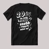 20 év és még mindig szebb vagyok mint te. Fekete feliratos szülinapos vicces póló.