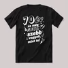 70 év és még mindig szebb vagyok mint te. Fekete feliratos szülinapos vicces póló.