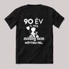 90 év és még mindig nem nőttem fel. Fekete feliratos szülinapos vicces póló.