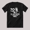 70 éves és még mindig troll. Fekete feliratos szülinapos vicces póló.