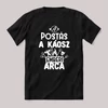 Postás, a káosz emberi arca. Fekete feliratos szakmás vicces póló.