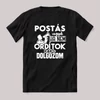 Postás vagyok, ha nem ordítok nem dolgozok. Fekete feliratos szakmás vicces póló.