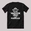 Nem vagyok ideges csak Fodrász. Fekete feliratos szakmás vicces póló.