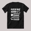 A Fodrász kávén és csodán üzemel. Fekete feliratos szakmás vicces póló.