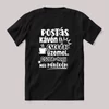 A Postás kávén és csodán üzemel. Fekete feliratos szakmás vicces póló.