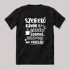A Szerelő kávén és csodán üzemel. Fekete feliratos szakmás vicces póló.