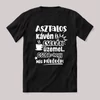 Az Asztalos kávén és csodán üzemel. Fekete feliratos szakmás vicces póló.