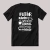 A Futár kávén és csodán üzemel. Fekete feliratos szakmás vicces póló.