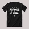 Na itt egy faszagyerek, aki mellesleg Traktoros is.  Fekete feliratos szakmás vicces póló.