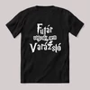 Futár vagyok vagyok nem varázsló. Fekete feliratos szakmás vicces póló.