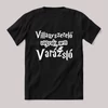 Villanyszerelő vagyok vagyok nem varázsló. Fekete feliratos szakmás vicces póló.