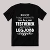 Testvérek között a legjobb vagyok. Feliratos fekete vicces póló.
