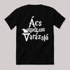 Ács vagyok nem varázsló. Feliratos fekete vicces póló.