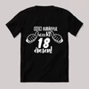 Ilyen királyul nézek ki 18 évesen. Feliratos fekete vicces póló.