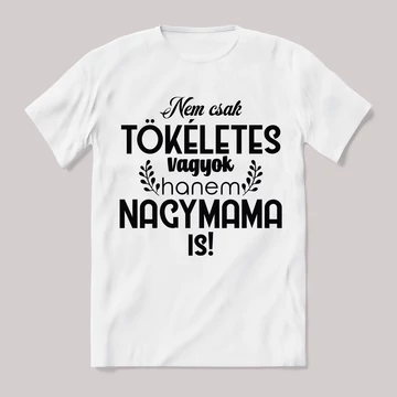 Nem csak tökéletes, hanem nagymama is. Fehér feliratos vicces póló.
