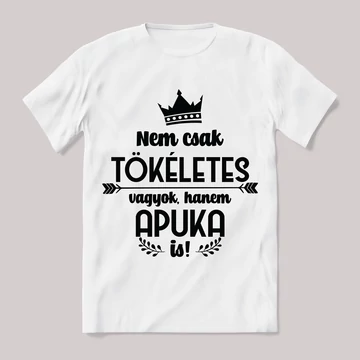 Nem csak tökéletes, hanem apuka is. Fehér feliratos vicces póló.