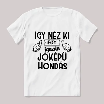 Így néz ki egy igazán jóképű hondás. Fehér feliratos vicces póló.