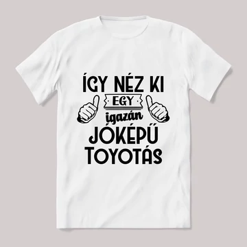 Így néz ki egy igazán jóképű toyotás. Fehér feliratos vicces póló.