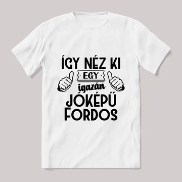 Így néz ki egy igazán jóképű fordos. Fehér feliratos vicces póló.