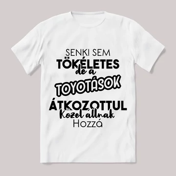 Senki sem tökéletes de a toyotások.... Fehér feliratos vicces póló.