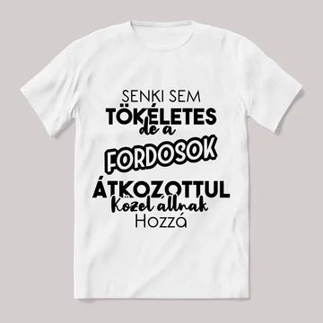 Senki sem tökéletes de a fordosok.... Fehér feliratos vicces póló.