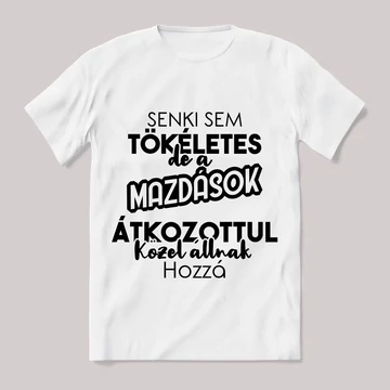 Senki sem tökéletes de a mazdások... Fehér feliratos vicces póló.