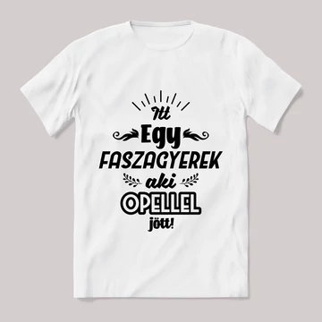 Itt egy faszagyerek, opellel jött! Fehér feliratos vicces póló.