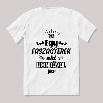 Itt egy faszagyerek, hondával jött! Fehér feliratos vicces póló.