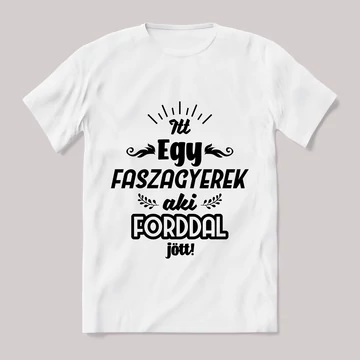 Itt egy faszagyerek, forddal jött! Fehér feliratos vicces póló.