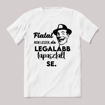 Fiatal nem leszek, de legalább tapasztalt se. Fehér feliratos vicces póló.