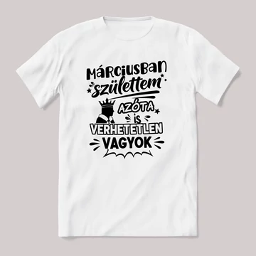 Márciusban születtem azóta verhetetlen vagyok. Fehér feliratos vicces szülinapos póló.