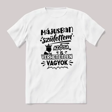Májusban születtem azóta verhetetlen vagyok. Fehér feliratos vicces szülinapos póló.