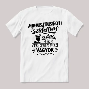 Augusztusban születtem azóta verhetetlen vagyok. Fehér feliratos vicces szülinapos póló.