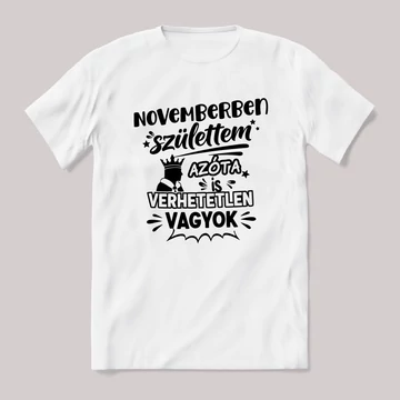 Novemberben születtem azóta verhetetlen vagyok. Fehér feliratos vicces szülinapos póló.