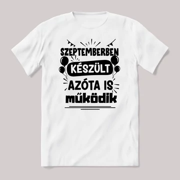 Szeptemberben készült azóta is működik. Fehér feliratos vicces szülinapos póló.