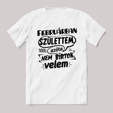 Februárban születtem, azóta nem bírtok velem. Fehér feliratos vicces szülinapos póló.